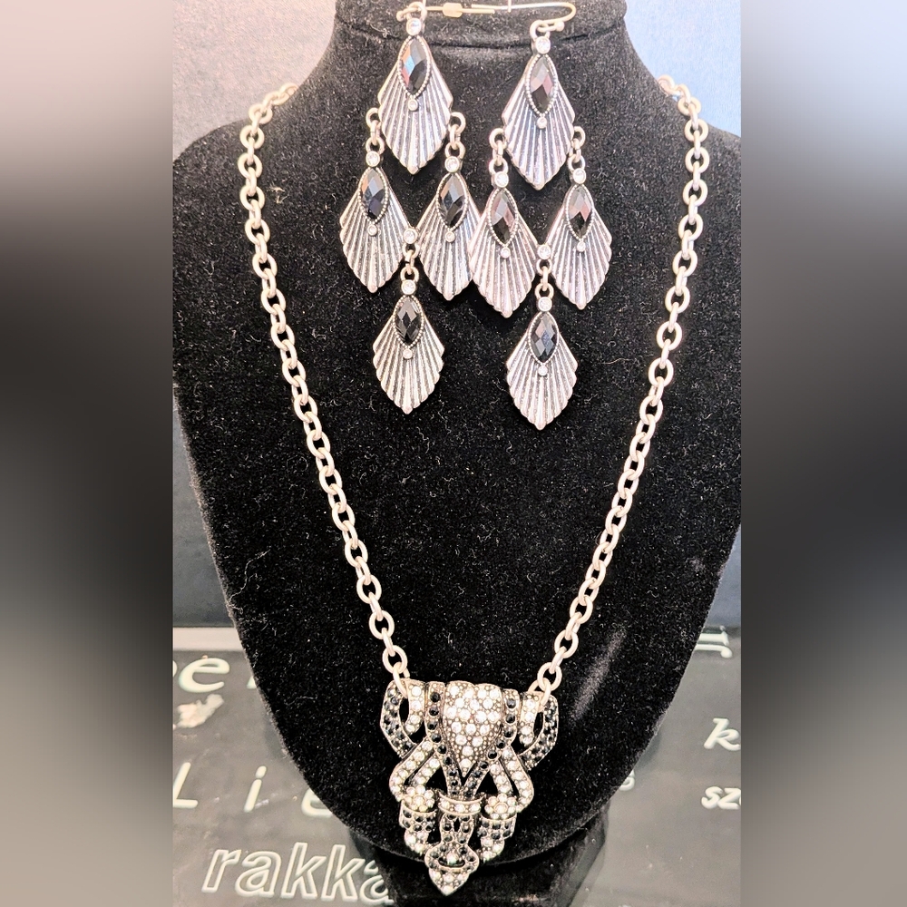 Chic Silver and Black Necklace Set